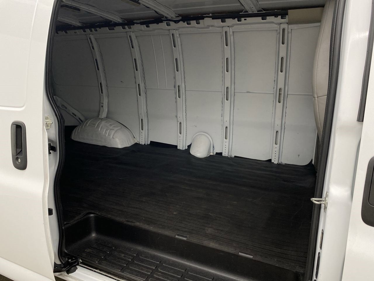 2025 Chevrolet Express Cargo WT