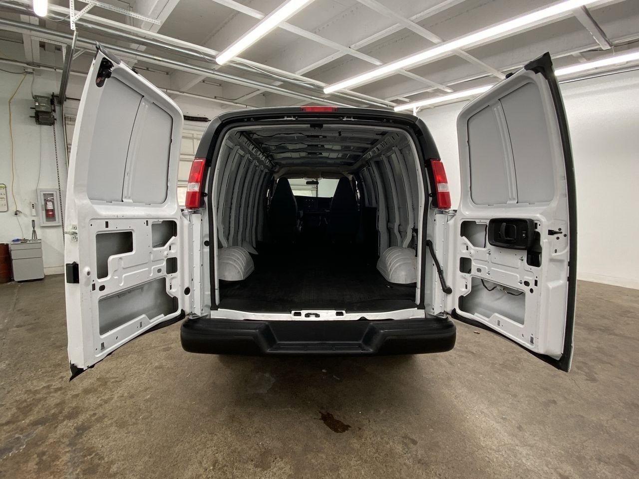 2025 Chevrolet Express Cargo WT