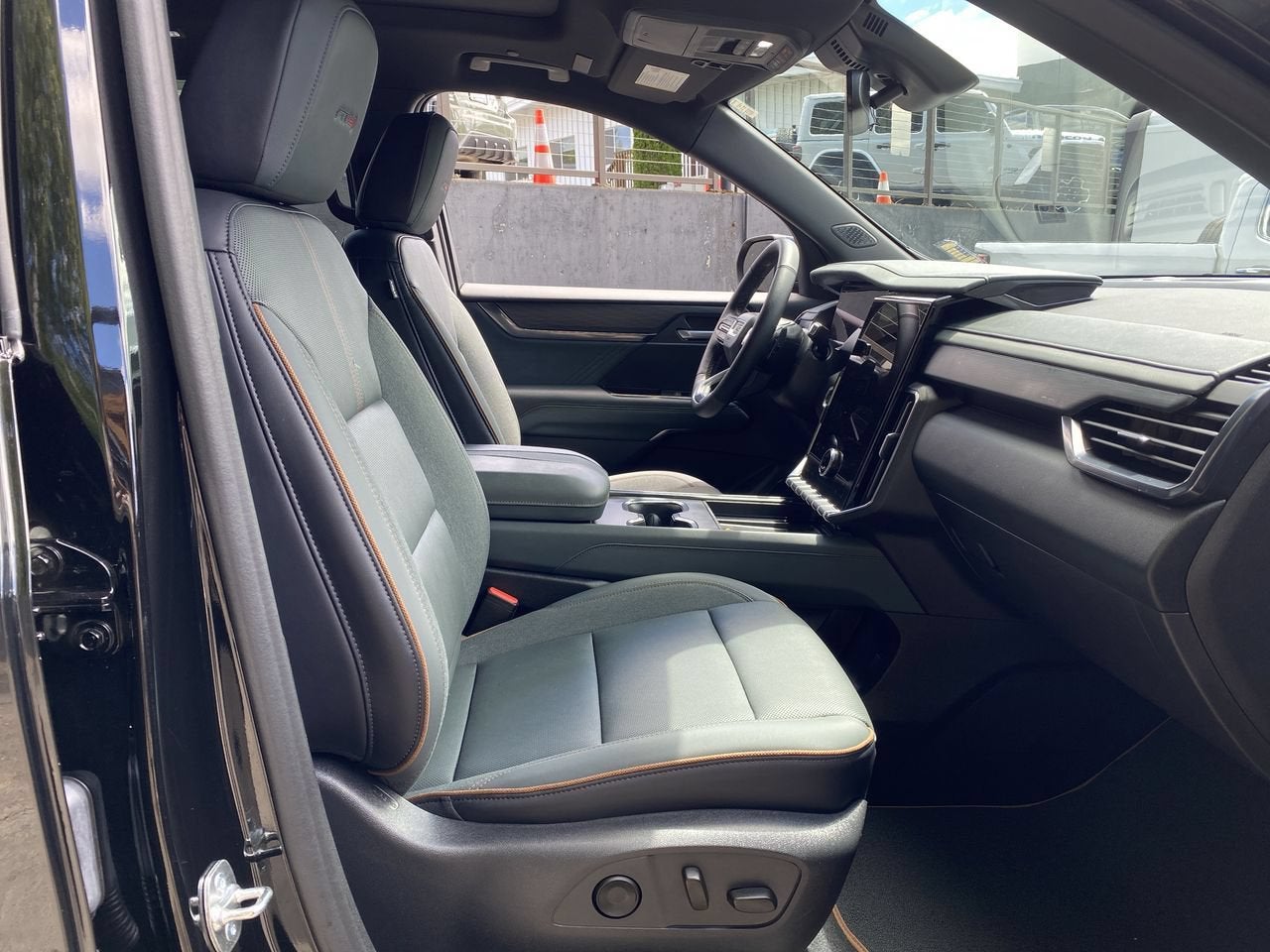 2025 GMC Acadia AT4
