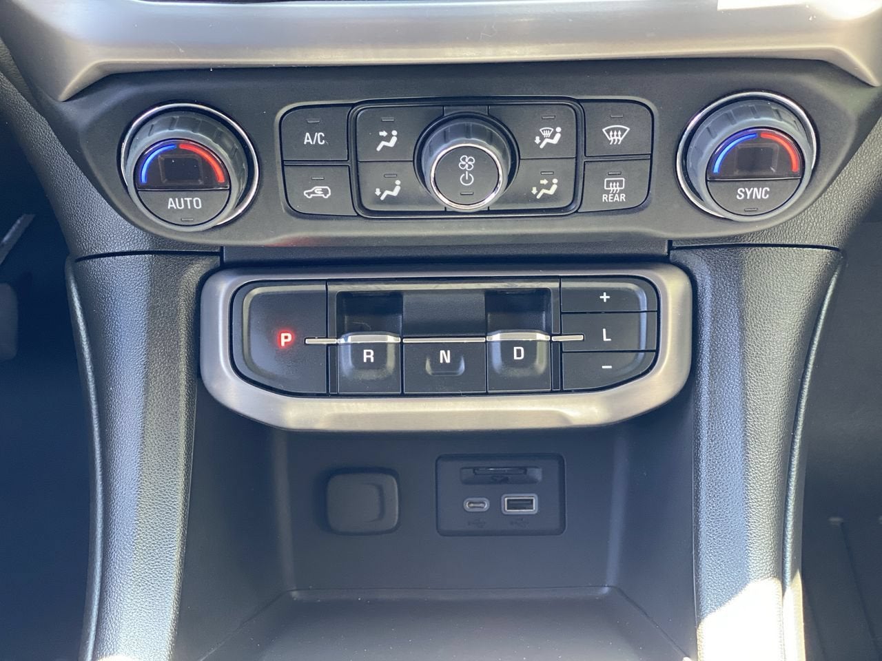 2022 GMC Acadia AT4
