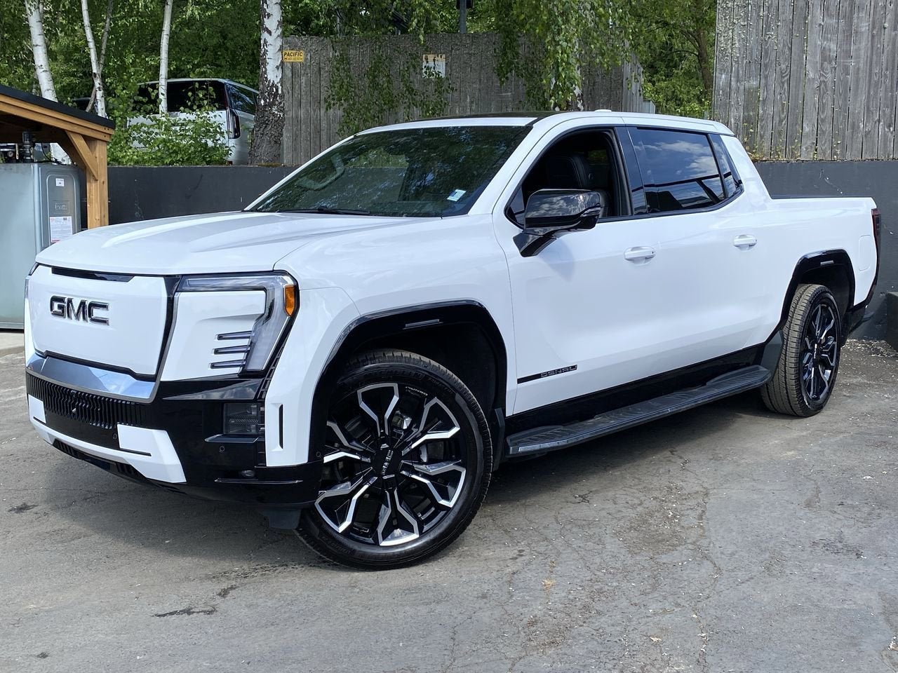 2025 GMC Sierra Denali Extended Range Crew Cab e4WD's photo
