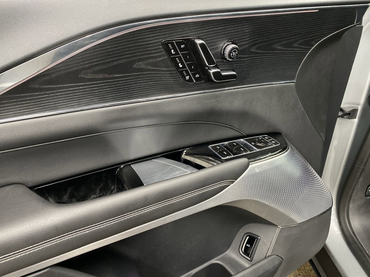 2024 Cadillac LYRIQ Luxury 3