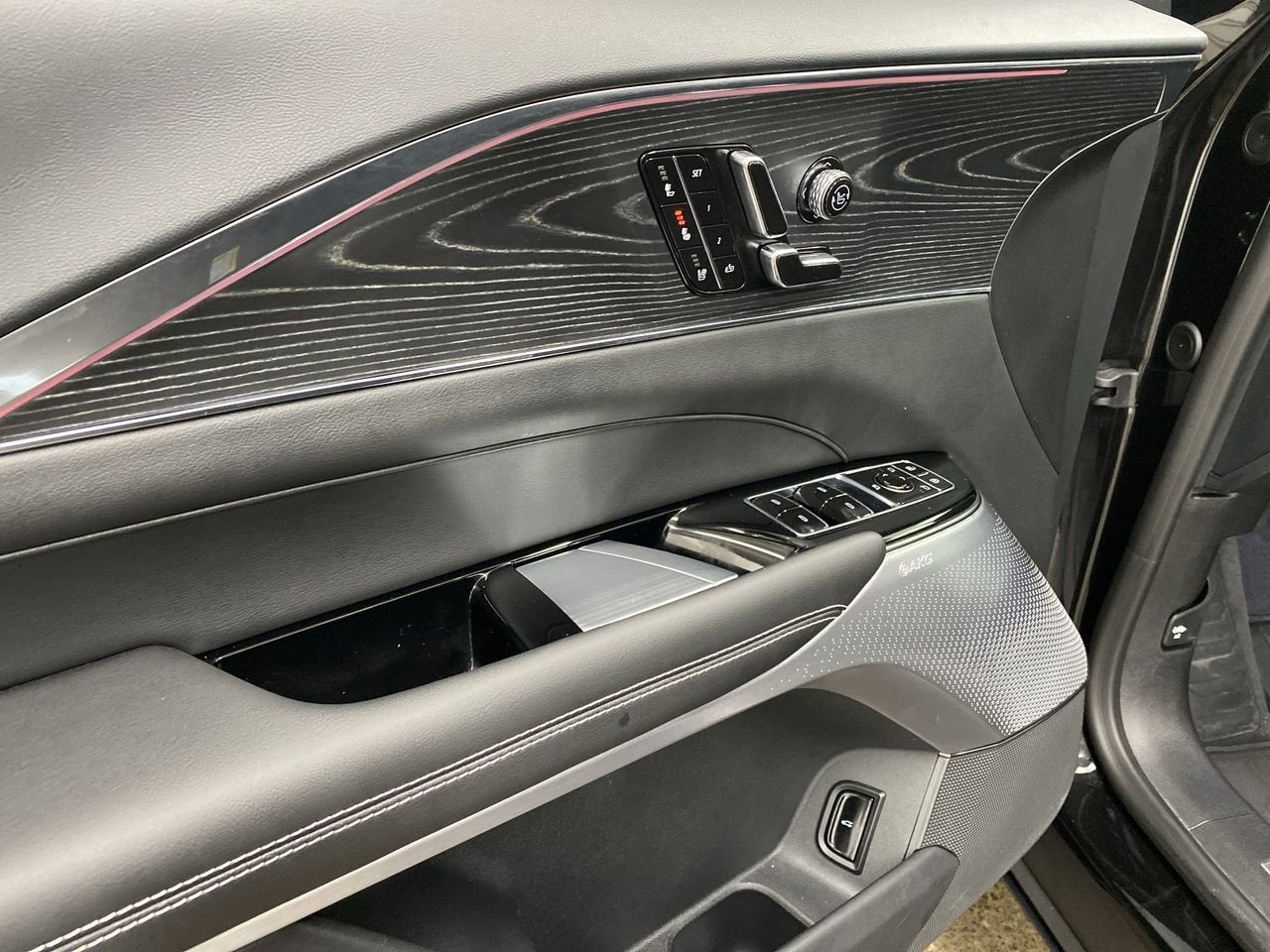 2024 Cadillac LYRIQ Luxury 3