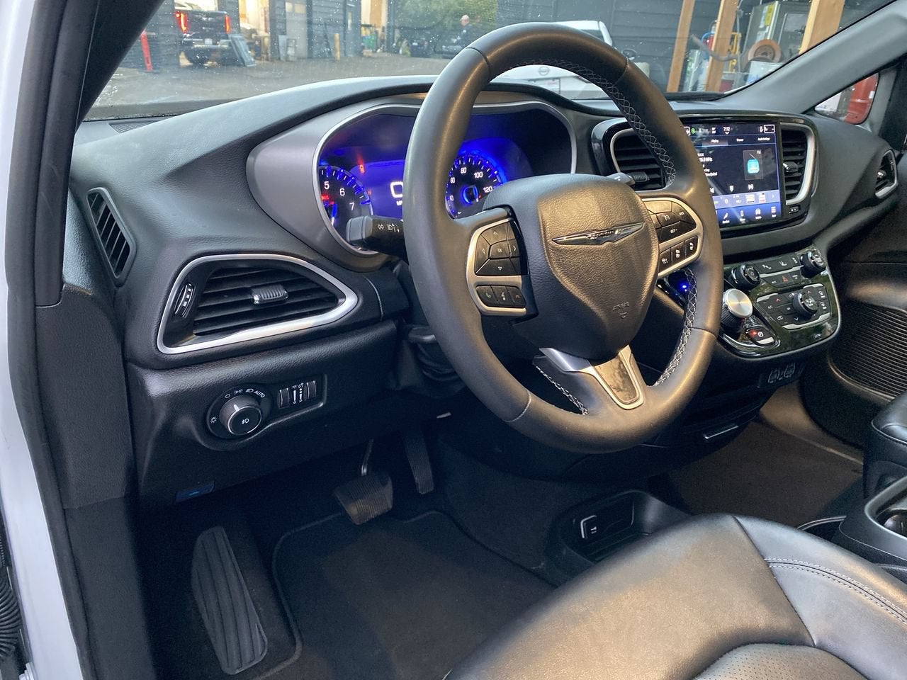 2025 Chrysler Pacifica Select