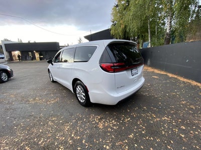 2025 Chrysler Pacifica Select