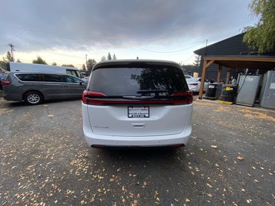 2025 Chrysler Pacifica Select