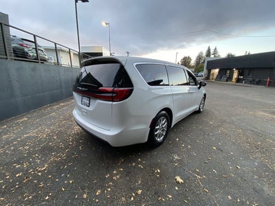 2025 Chrysler Pacifica Select
