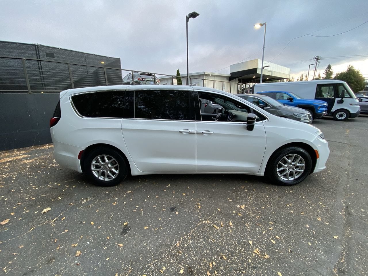 2025 Chrysler Pacifica Select