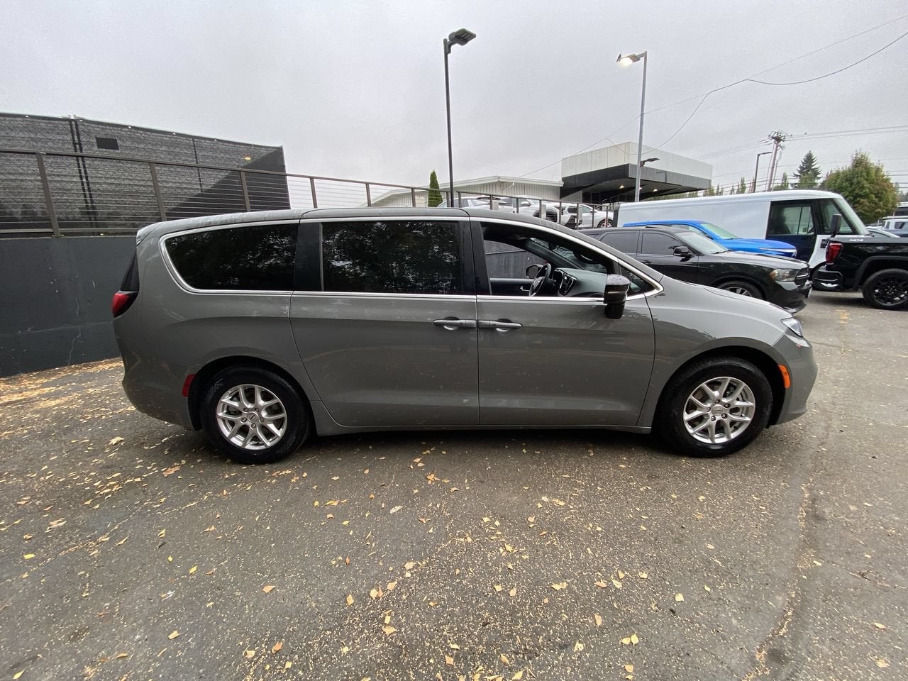 2025 Chrysler Pacifica Select