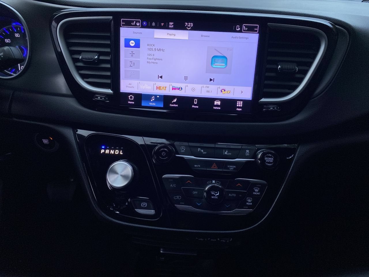 2025 Chrysler Pacifica Select