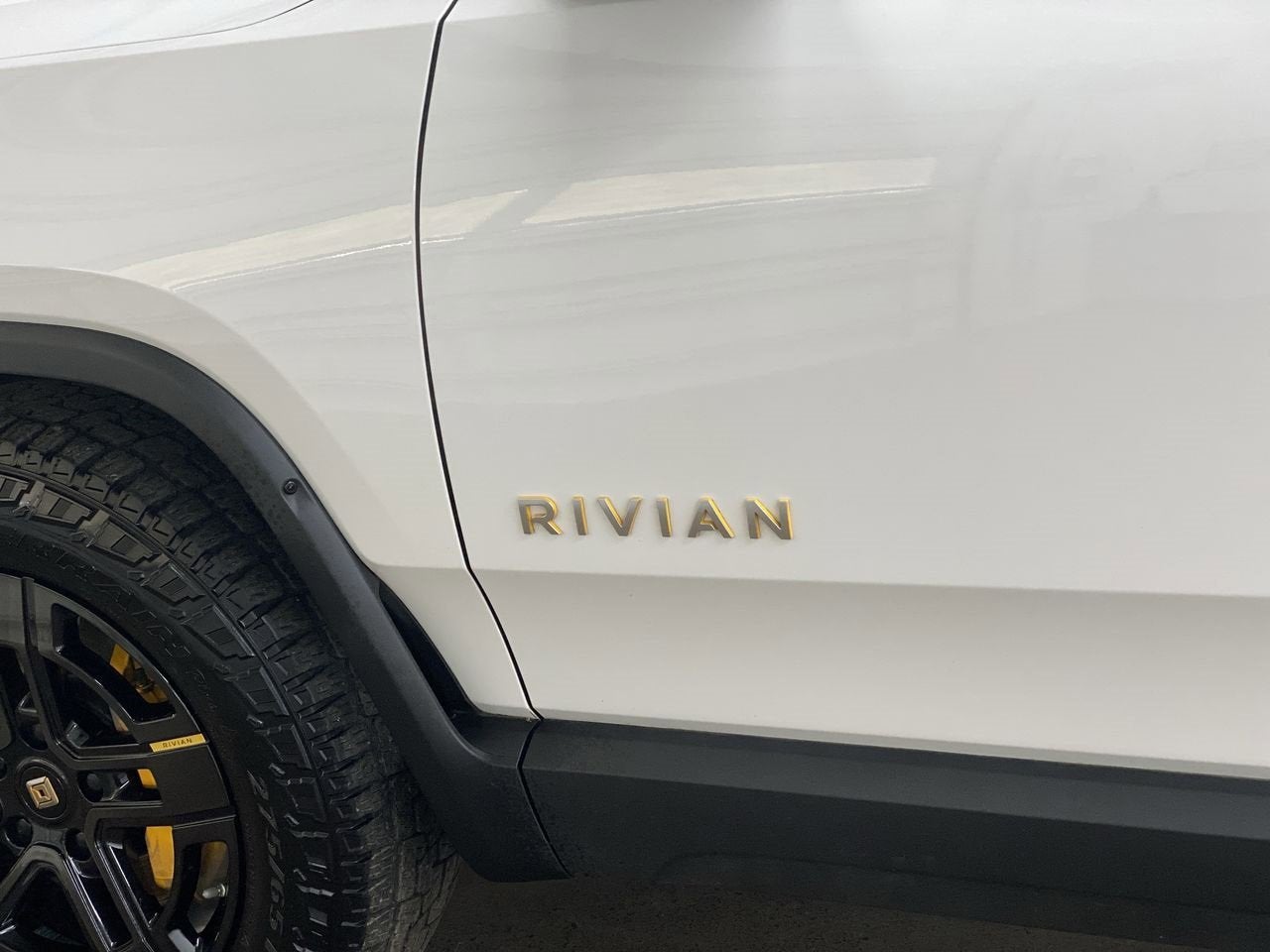 2023 RIVIAN R1S Adventure