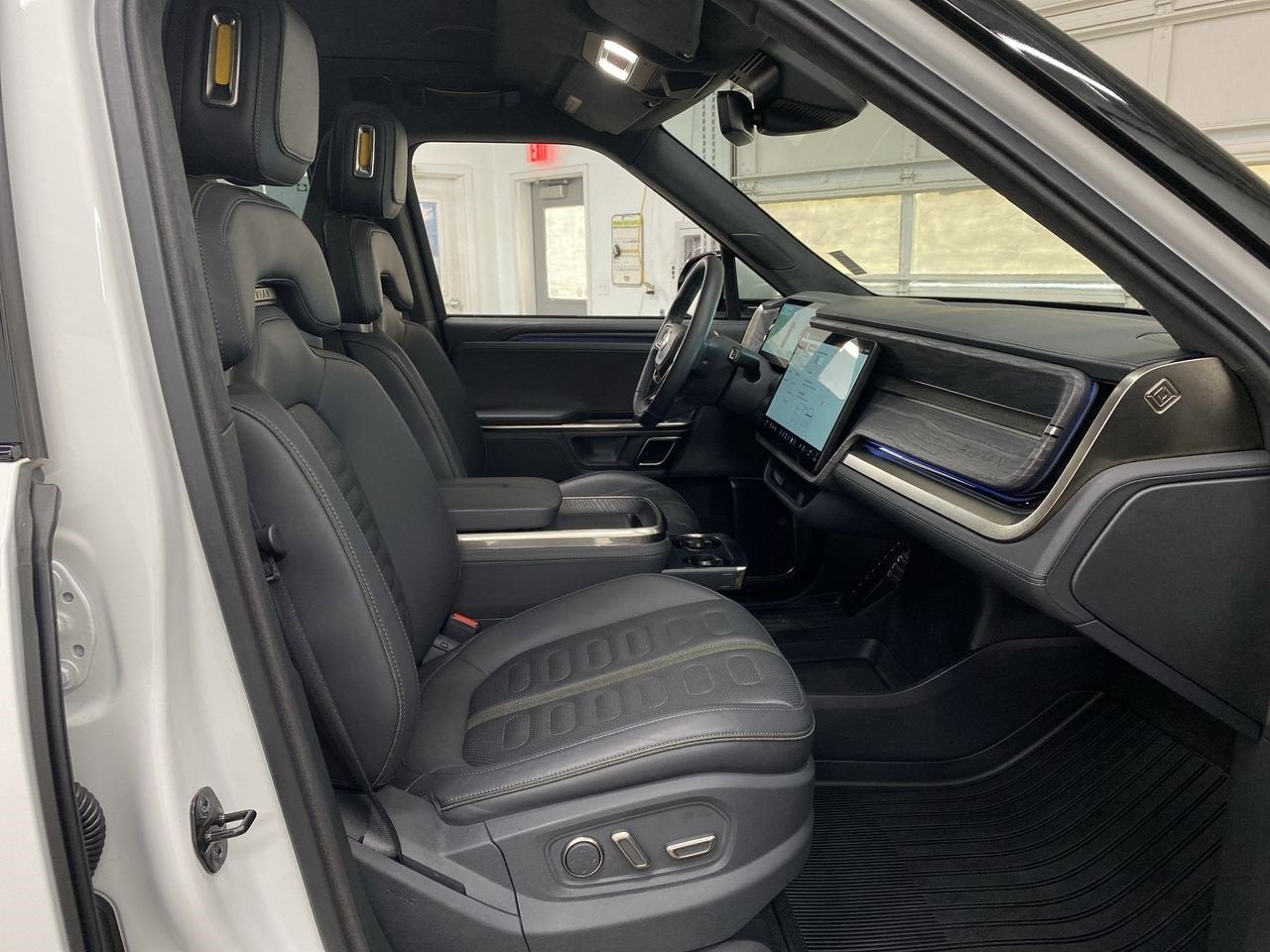 2023 RIVIAN R1S Adventure