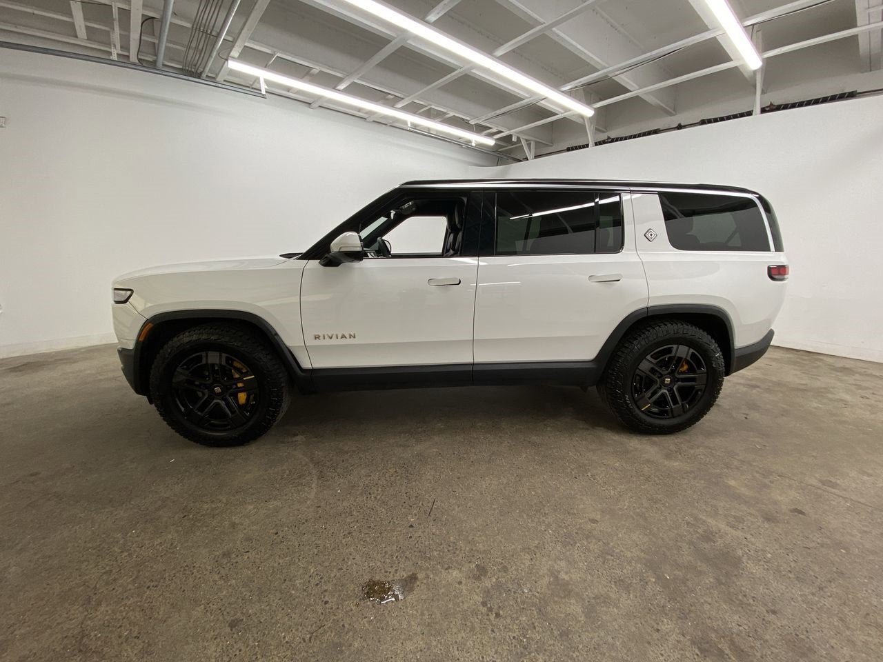 2023 RIVIAN R1S Adventure