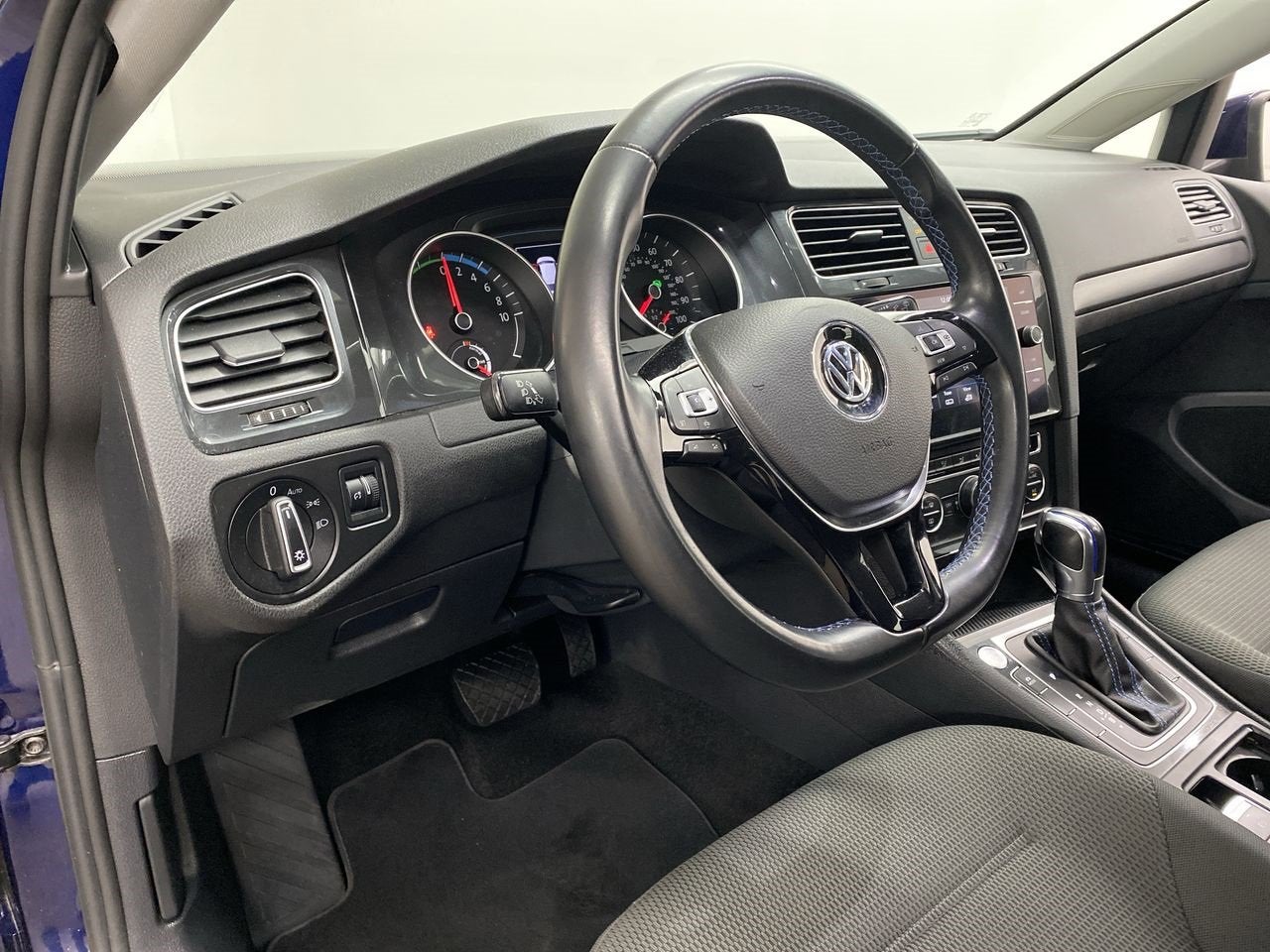 Used 2019 Volkswagen e-Golf e-Golf SE with VIN WVWKR7AU5KW909831 for sale in Portland, OR