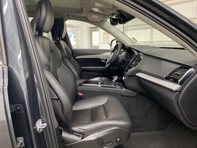 2022 Volvo XC90 Momentum